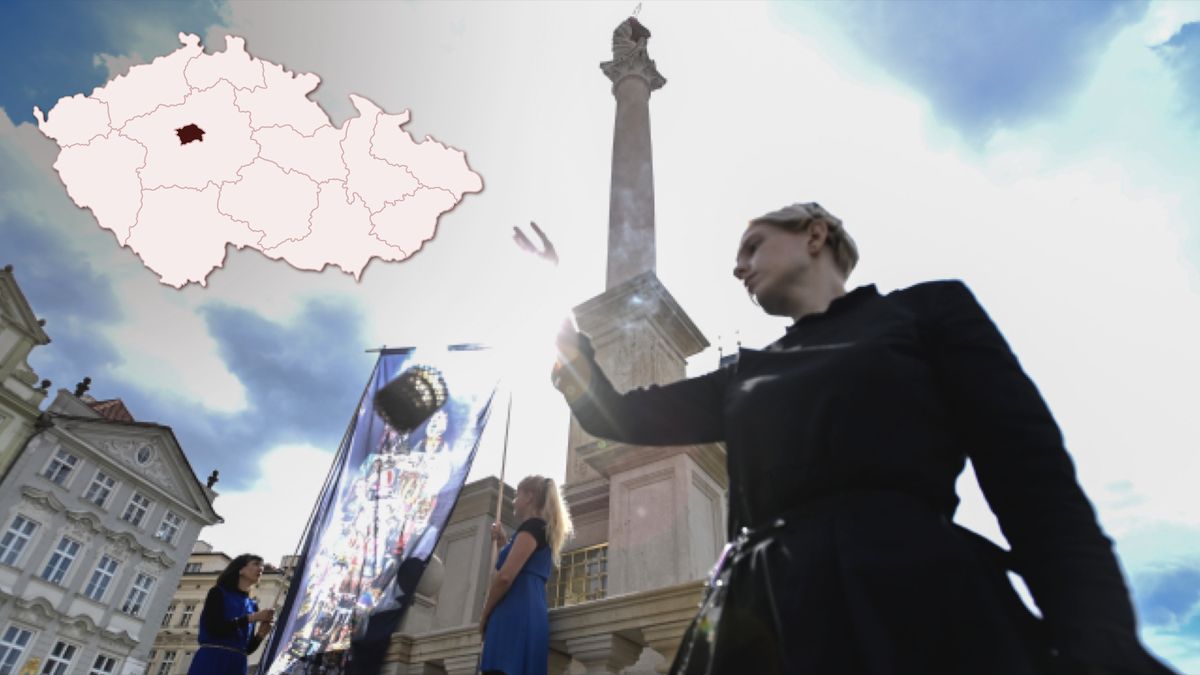 Věšení vlajky s „nebinární Madonou“ na mariánský sloup přerušila policie